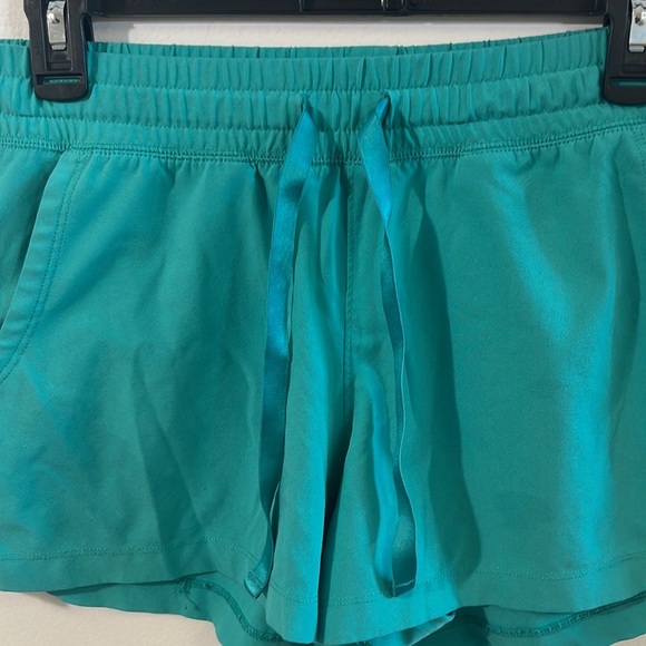 Good condition woman’s Old Navy Active shorts. Size M. - Picture 4 of 13